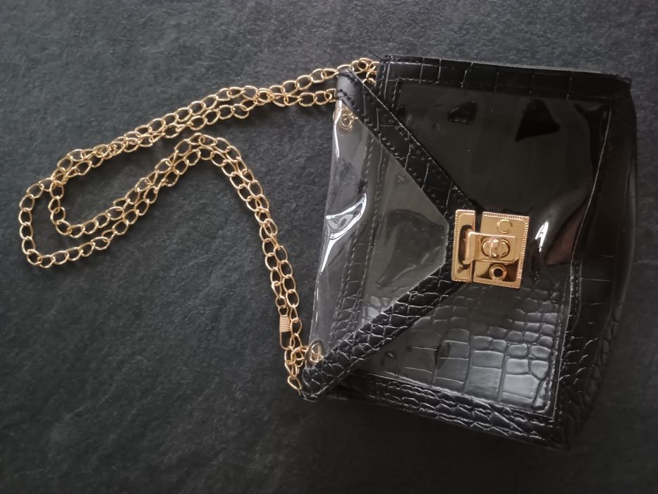 Czarna mała torebka na złotym łańcuszku