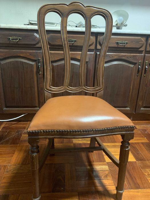 Mesa oval extensível de madeira com 6 cadeiras acolchoadas