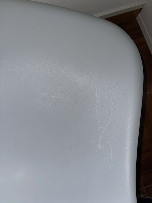 Cadeira plástico com pés em madeira