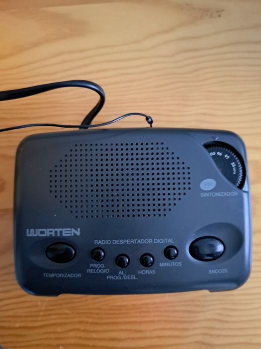 Relógio de cabeceira com alarme e rádio