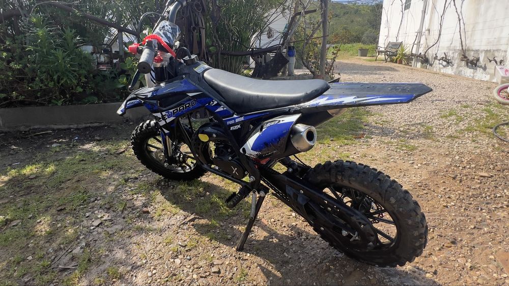 Mota a gasolina para criança