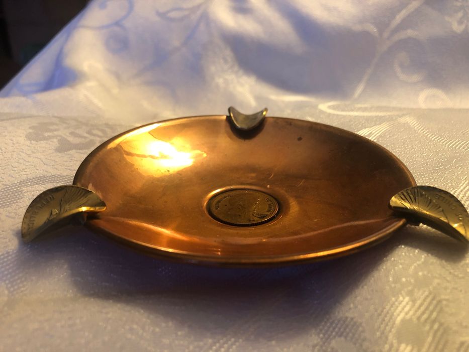 popielniczka z Chile - metalowa, ozdobiona monetami, oryginalna