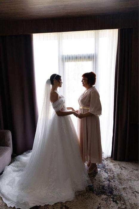 Весільна сукня з шлейфом