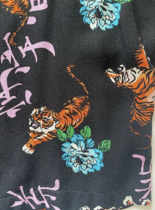 Camisa preta cropped com padrão Bershka, tamanho M