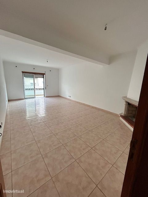 Apartamento T3 com garagem e terraço em Leiria