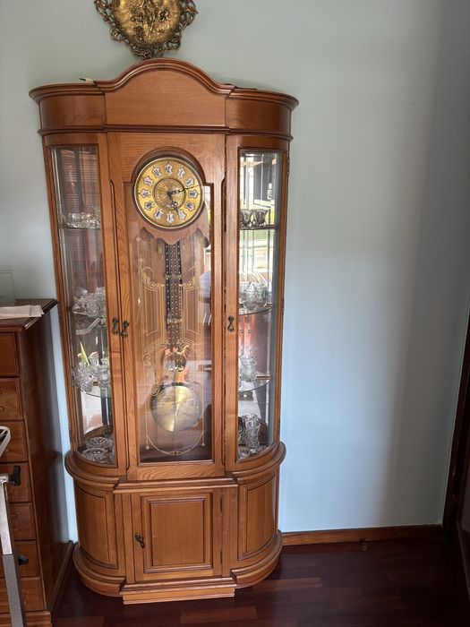 Relogio pendulo de pé com vitrine.