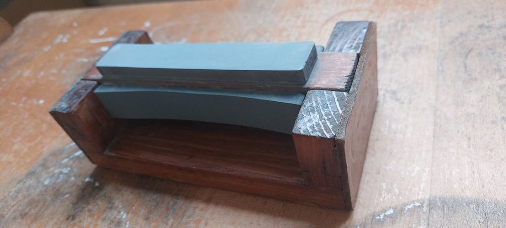 Саморобний станок для загострення ножів.