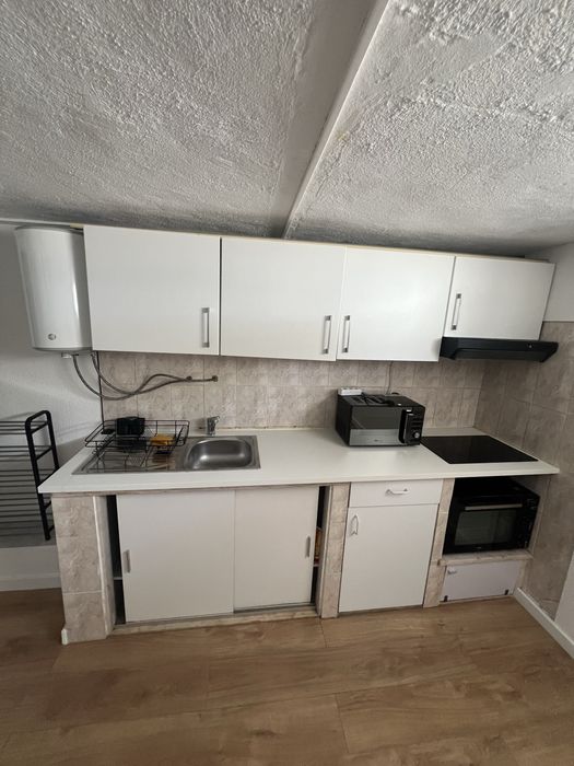 Cave/Estúdio para Arrendamento com Cozinha e Casa de Banho