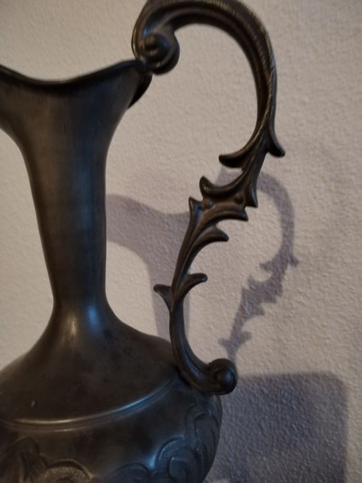 Jarro em estanho com pega trabalhada