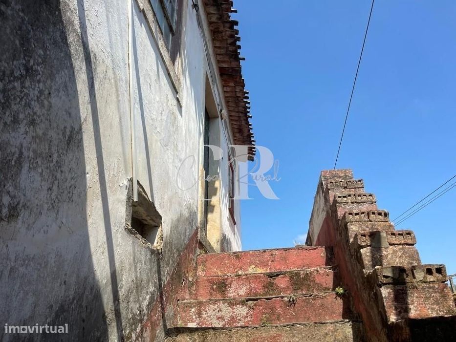 Moradia T2 geminada para renovação, com anexos e terreno, perto da Lou