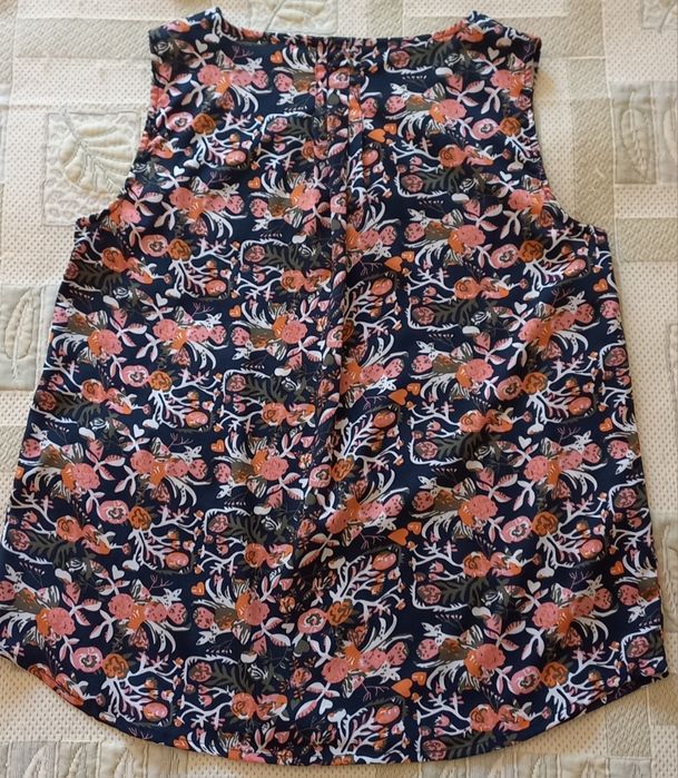 2 Blusas de cavas floridas