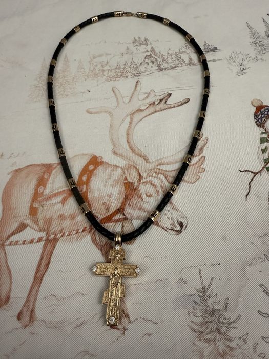 Продам золотую цепочку .Золото + 8 Брилиантов 0.6К .