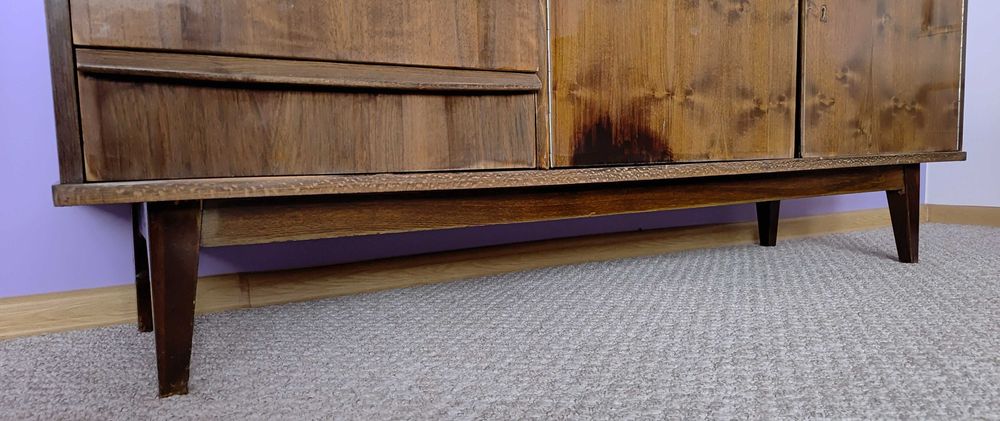 Kredens z połyskiem