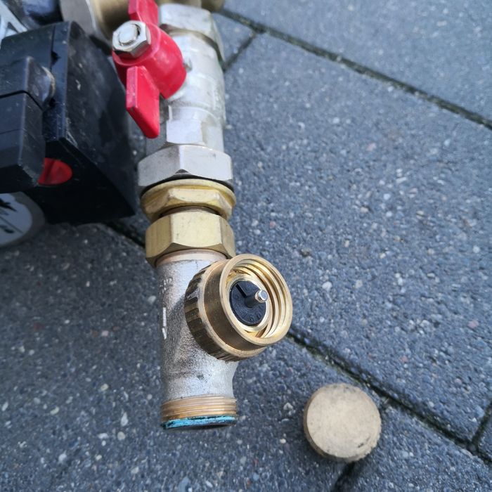 Układ mieszający do ogrzewania podłogowego do zamontowania w belkę