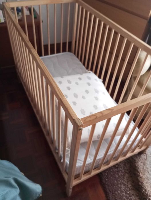 Berço com colchão com protetor lateral