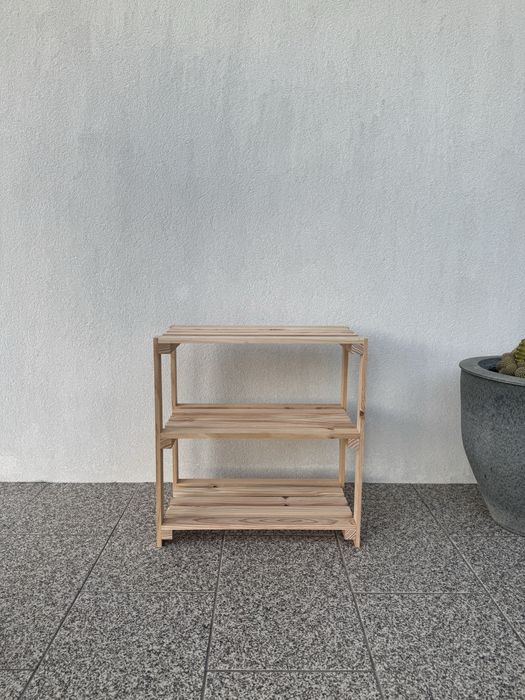 Prateleira de madeira artesanal com design moderno