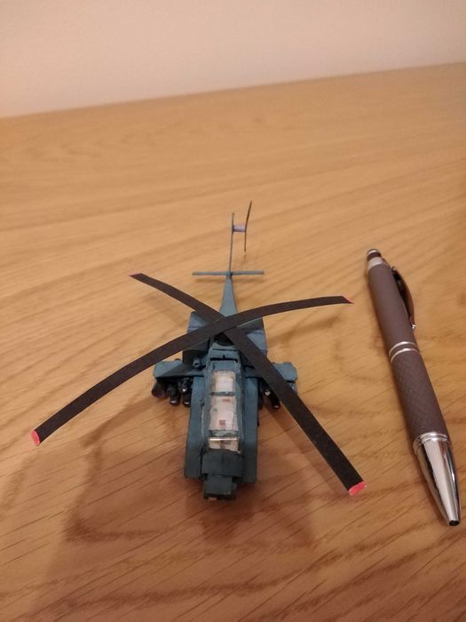 Helicóptero em papel AH-64 Apache