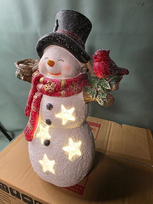 Figurka świąteczna 38 cm bałwanek z ptaszkami LED dekoracja