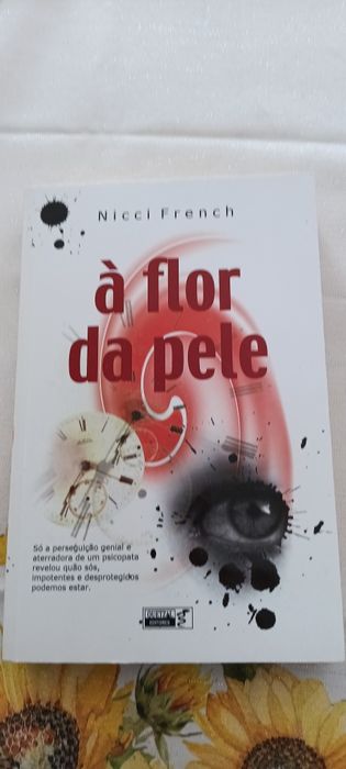 Livros usados com marcas de envelhecimento