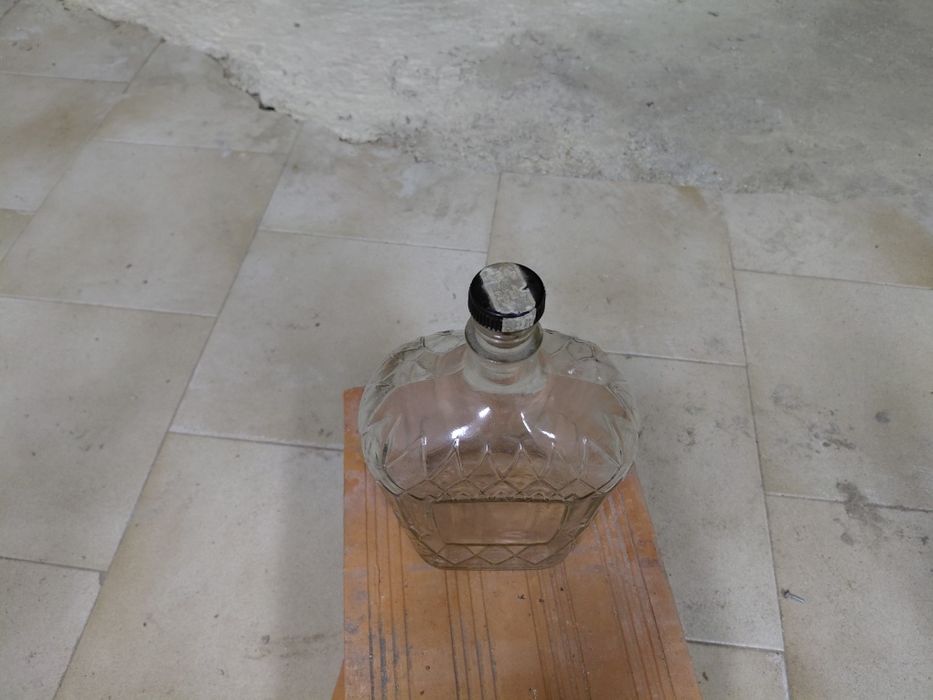 Garrafa antiga de vidro em bom estado geral