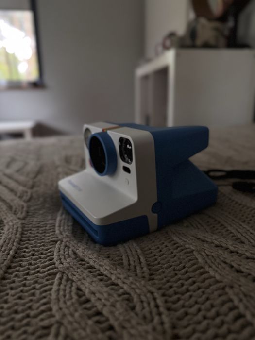 Polaroid Now – niebieski – stan bardzo dobry + futerał + zatyczka 3D