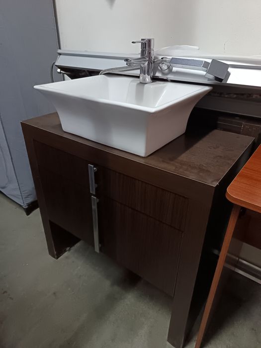 Lavatório com móvel e espelho