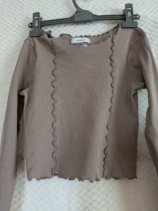 Crop top z długimi rękawami. Reserved. Rozmiar XS.