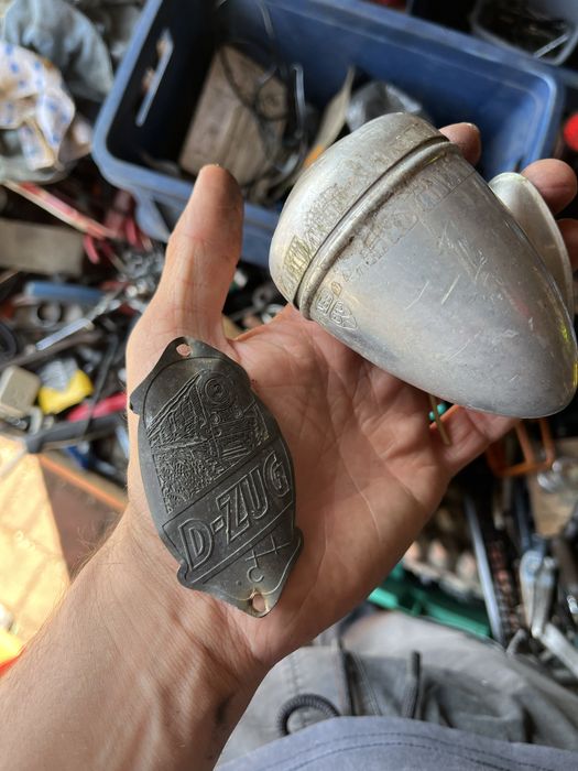 Emblemat i lampa do starego roweru