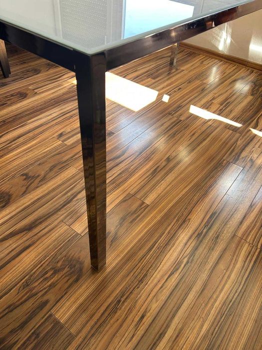 Mesa com tampo de vidro com 6 cadeiras