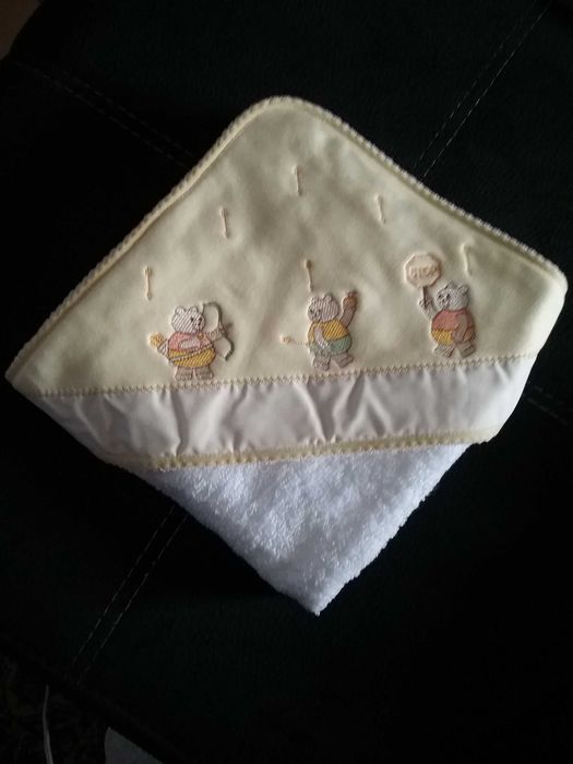 Jogo de banho de bebé: toalha + babete novo nunca usado