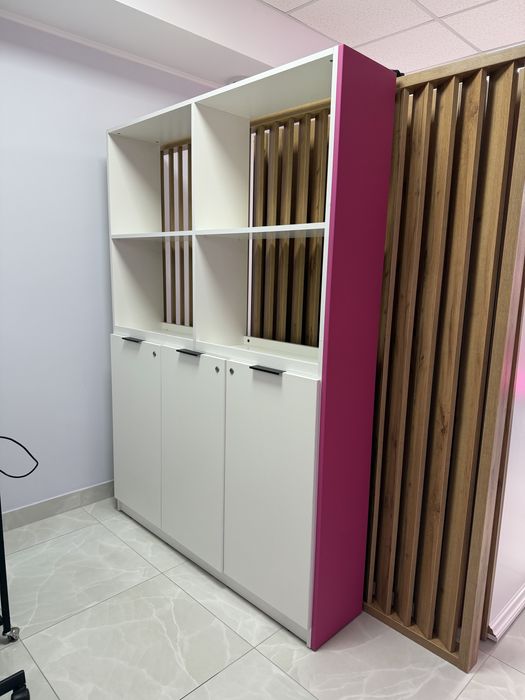 Шафа з тумбами, акцентна рожева стінка