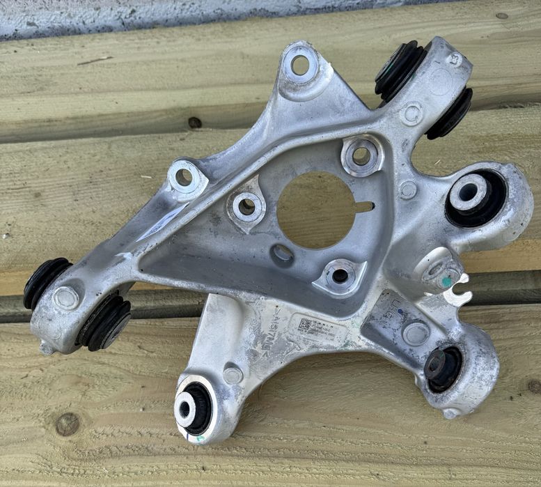 Tesla Model 3 кулак задній лівий