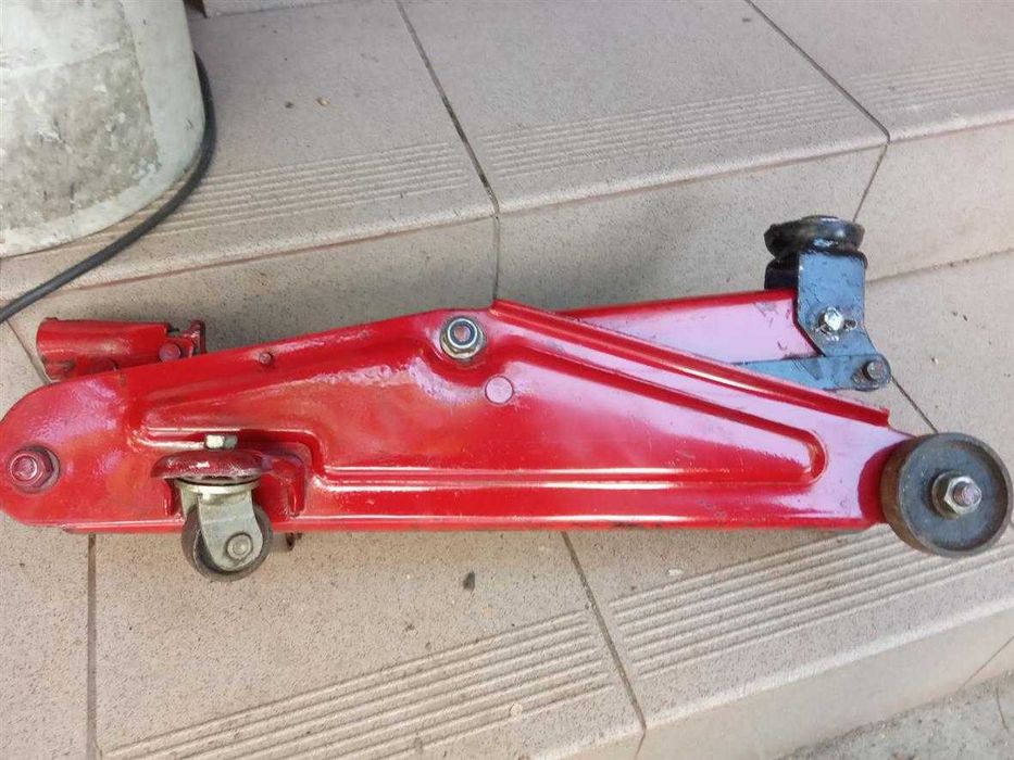 Домкрат  підкатний 2т