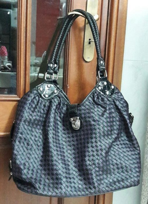 Vendo uma mala de ombro .