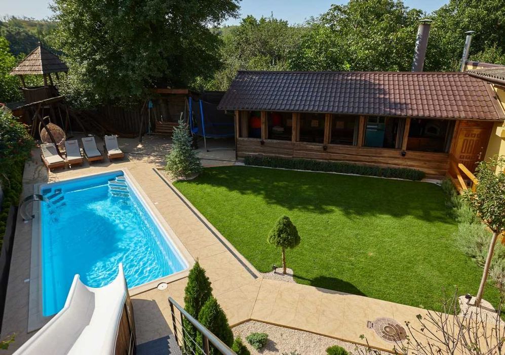 Дом 300 кв. Открытый бассейн с подогревом, сауна, джакузи, бильярд.