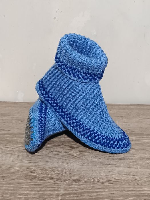 Вязаные тапочки, вязаные носки, в'язані капці, в'язані шкарпетки.