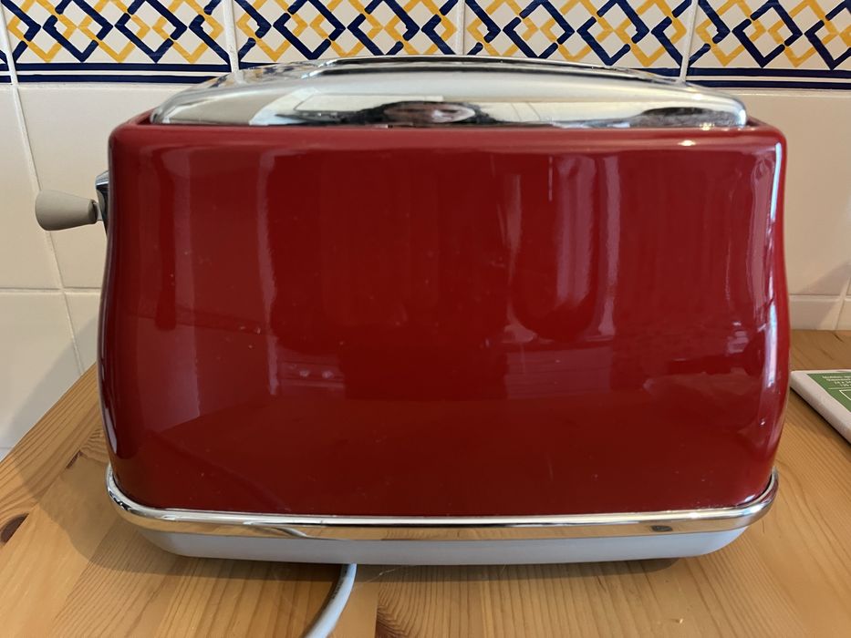 Torradeira DeLonghi Icona Capitals Tokyo Red