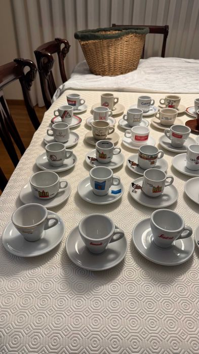 Conjunto de várias chávenas de café com pires – colecionáveis