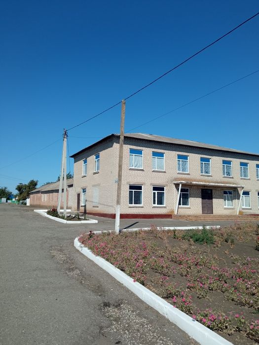 Продається двоповерхова нежитлова будівля з гаражами.