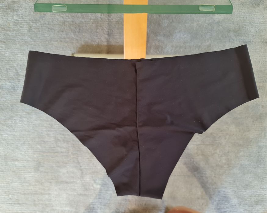 2x figi damskie cięte laserowo
