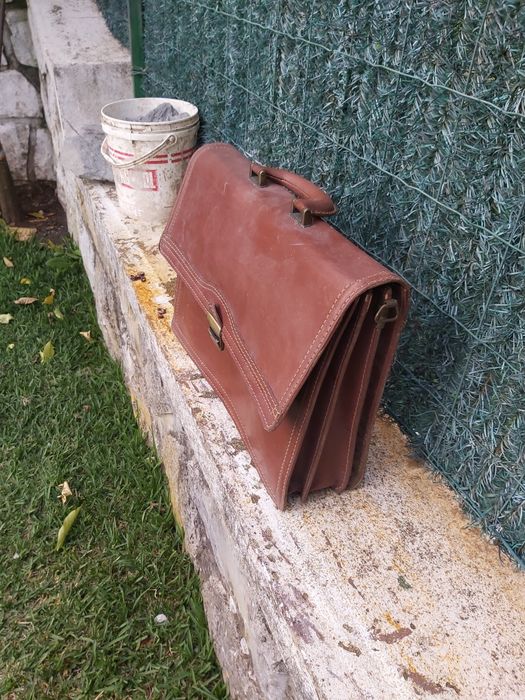 Pasta em pele com alguns sinais de uso