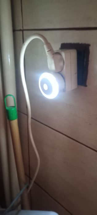 Lampka nocna do gniazdka LED