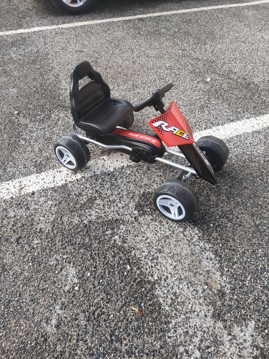 Carrinho de criança a pedais