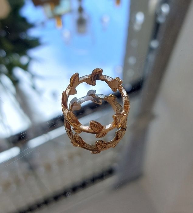 Damski pierścionek w kolorze złota z listkami