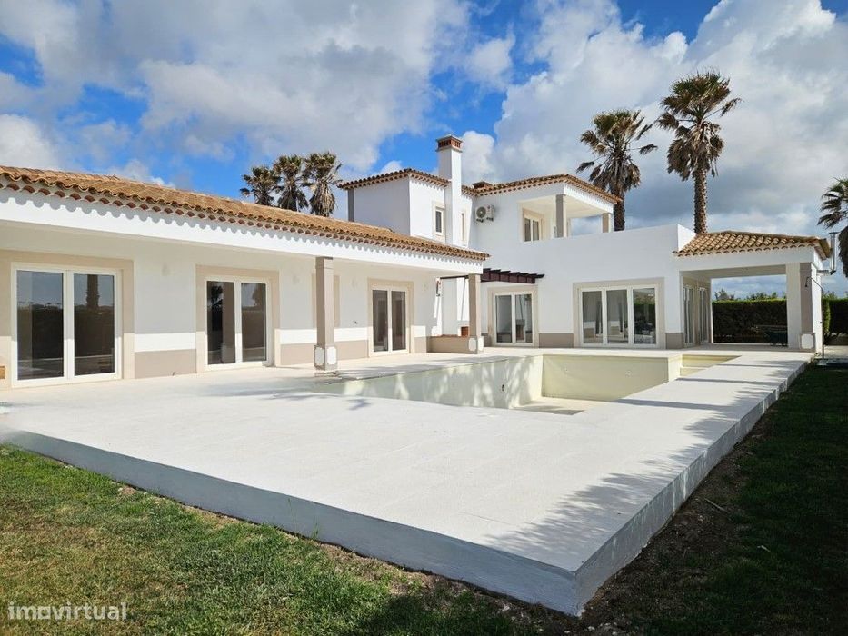 Moradia a 300m da praia com 4 quartos en-suite e vistas sobre o cam...