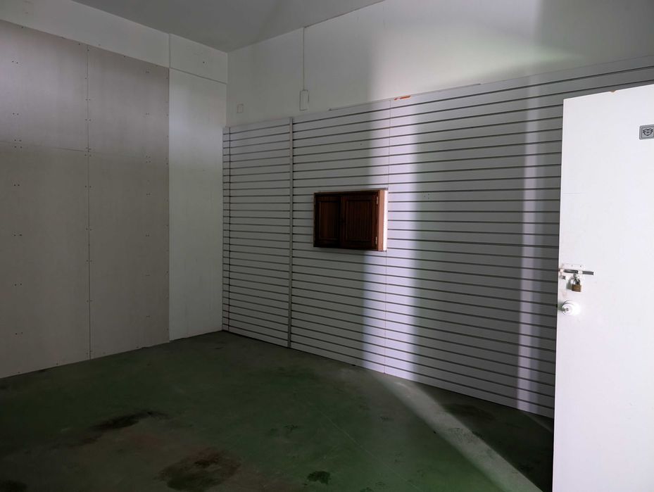 Garagem/Armazém com 121 m2, situado em Grijo.
