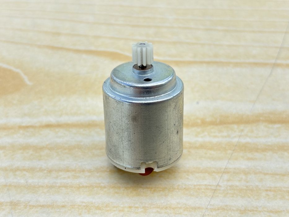 Silniczek elektryczny DC z zębatką