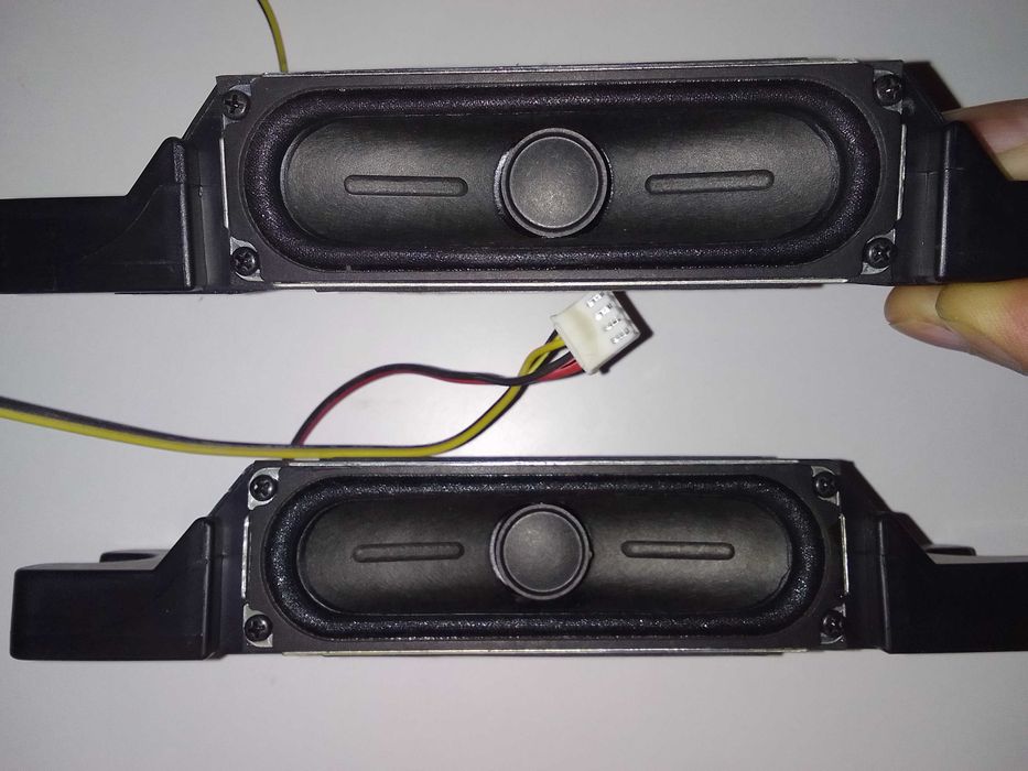 Komplet głośników szerokopasmowych 6Ohm 10W w obudowie..od tel.SAMSUNG
