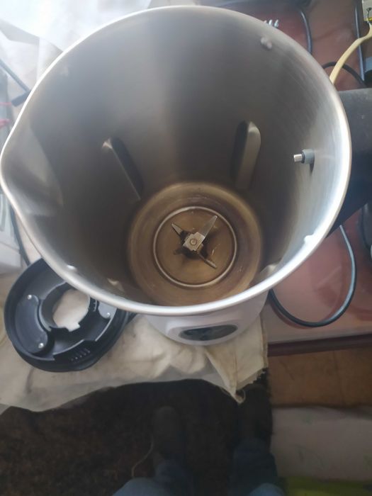 Multifunctional kitchen robot that cooks and chops.64752094977153123