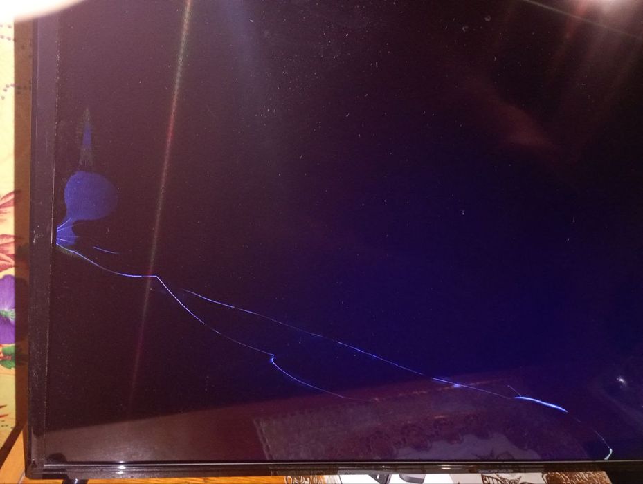 Телевізор Grunhelm 42    дюйма . Битий екран. На запчасті.